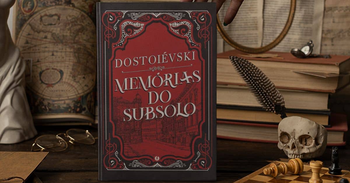 livro memorias do subsolode dostoievski sob uma mesa decorada